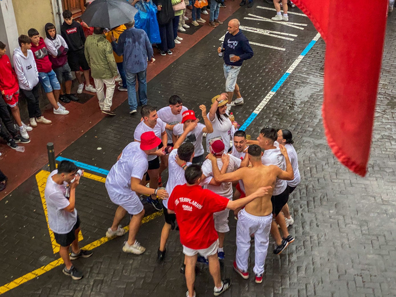 Un grupo de jóvenes celebra el inicio de las fiestas.