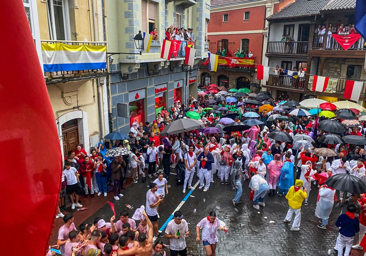 Ampuero inicia las fiestas bajo la lluvia