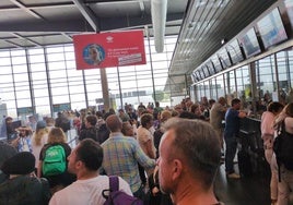 Los pasajeros afectados reclaman en las ventanilla de la compañía en el aeropuerto de Charleroi.