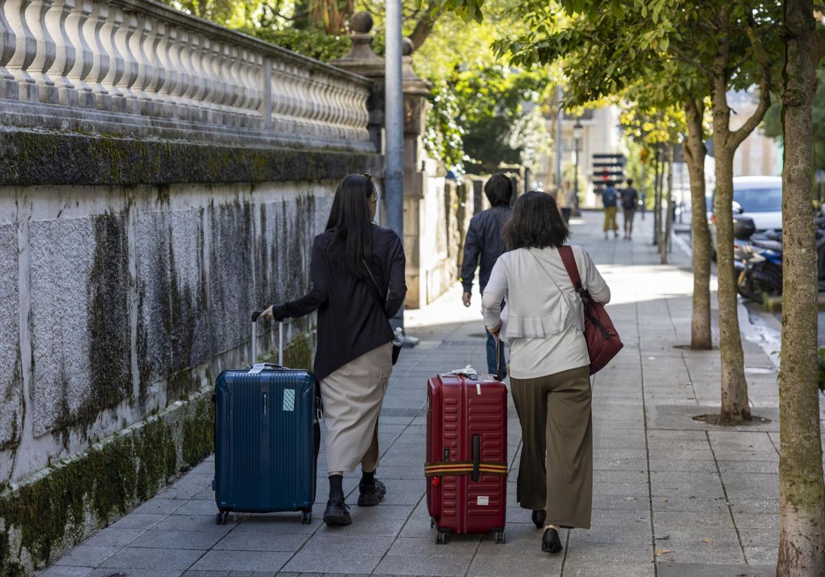 Dos turistas caminan por el centro de Santander.