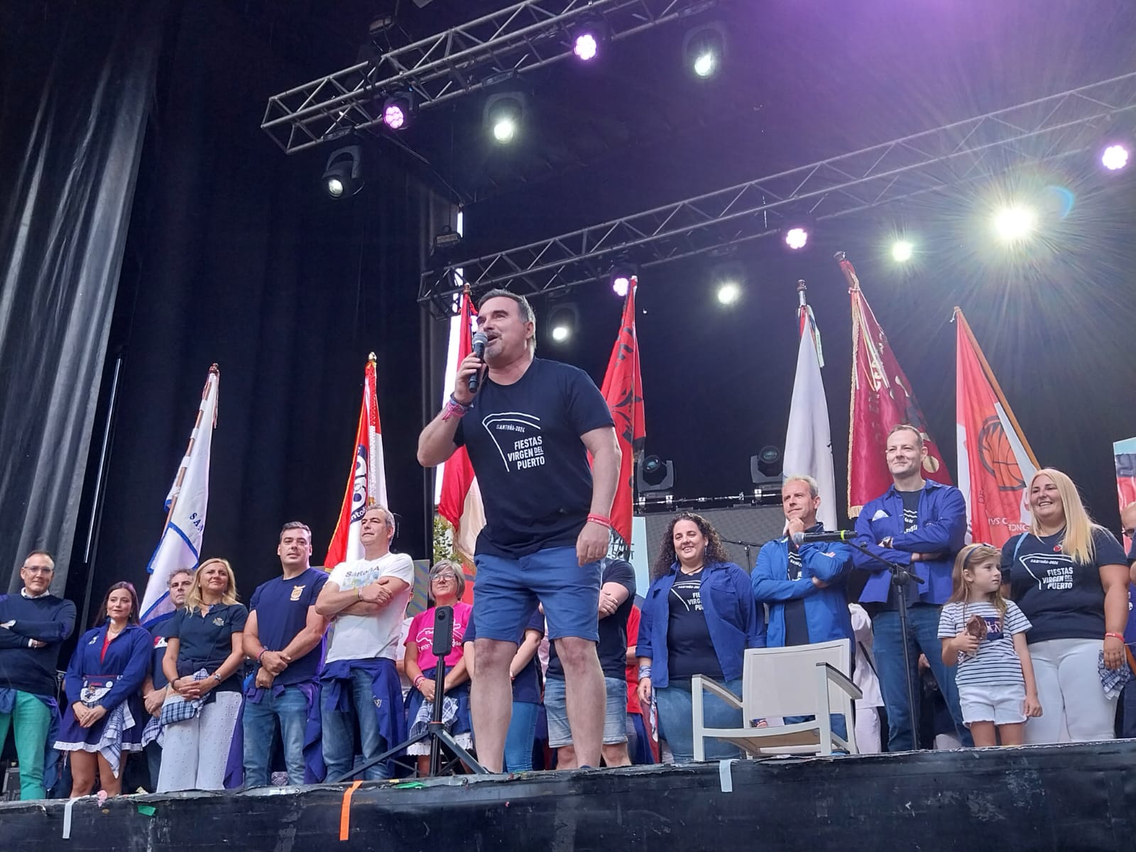 El alcalde Jesús Gullart saludando al público presente desde el escenario en la plaza de San Antonio