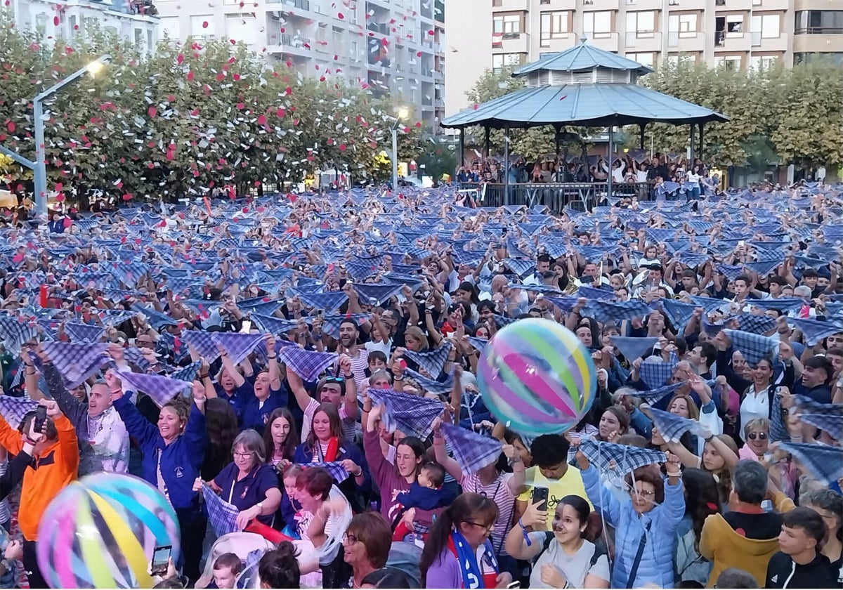 Con los pañuelos marineros en alto los santoñeses cantaron a pleno pulmón el himno local.