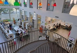 El espacio central de la biblioteca acoge la celebración del 25 aniversario de 'Encuentados de Oírte'.