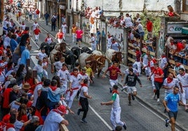 Los mozos en uno de los tramos del primer encierro de los tres que disfrutará Ampuero hasta el domingo.