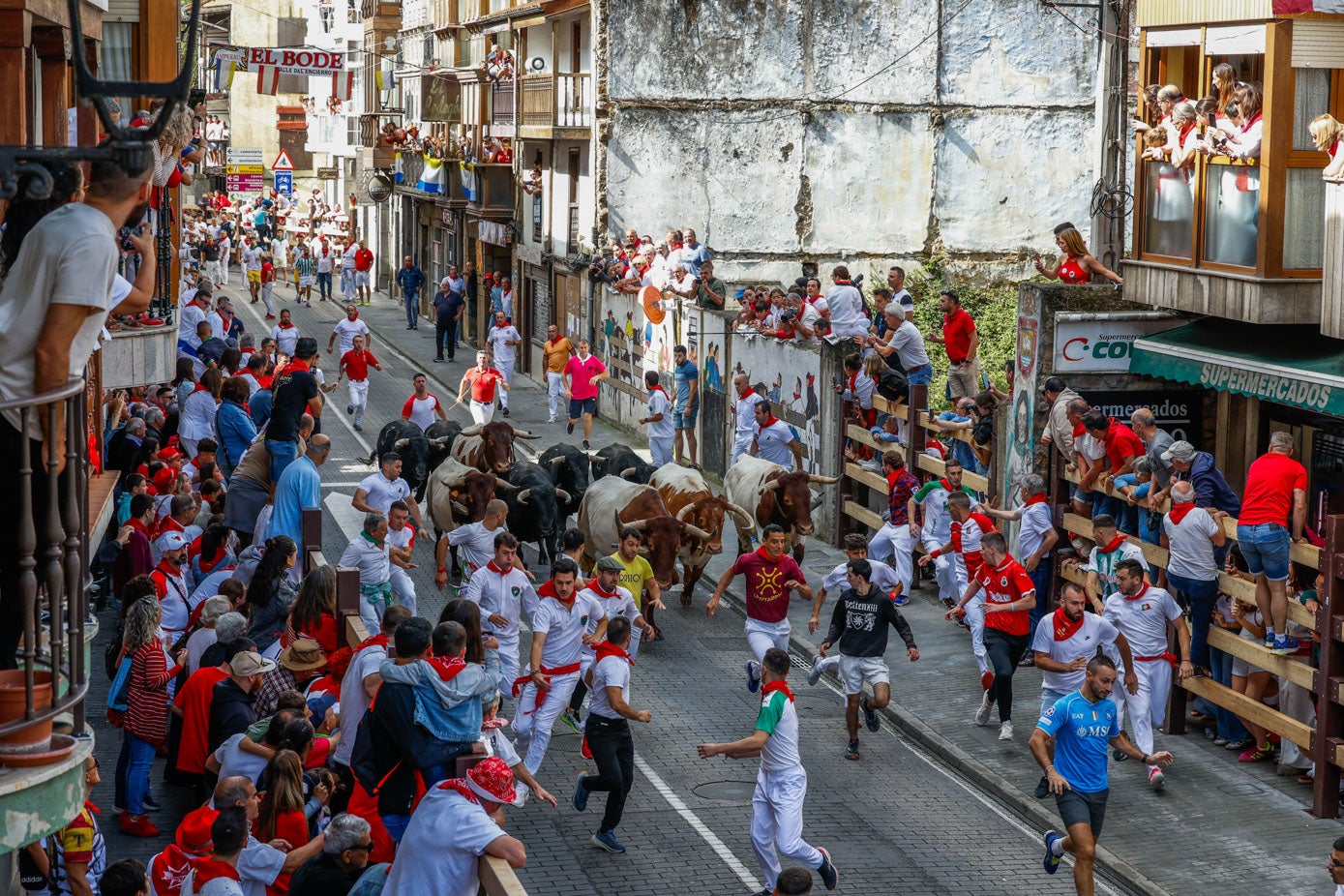 Ampuero disfruta de encierros este viernes, sábado y el domingo a las 12.00 horas del mediodía.