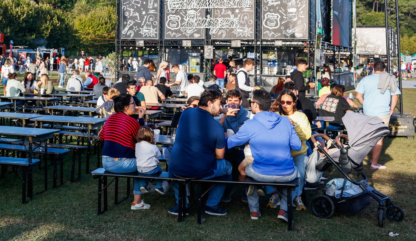 En medio hay dos grandes barras de bar y un montón de mesas repartidas. El precio es cerrado. 12,50euros cada hamburguesa.