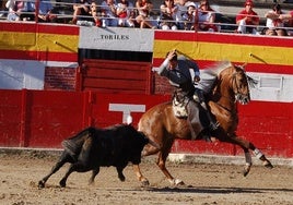 Sergio Domínguez en el primer toro de Ampuerto