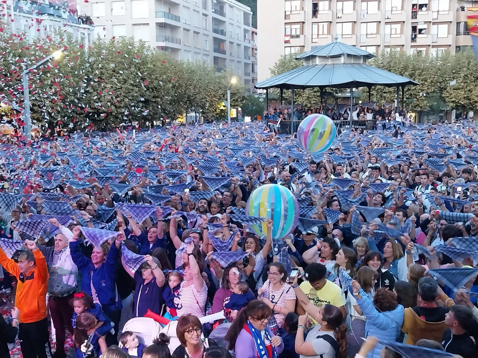 Tras el pregón el público desplegó los pañuelos y hubo balones gigantes y cañones de confeti