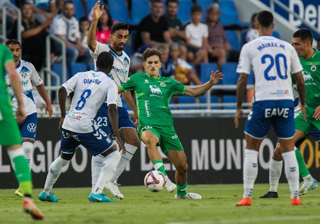 Pablo Rodríguez, rodeado de jugadores del Tenerife.