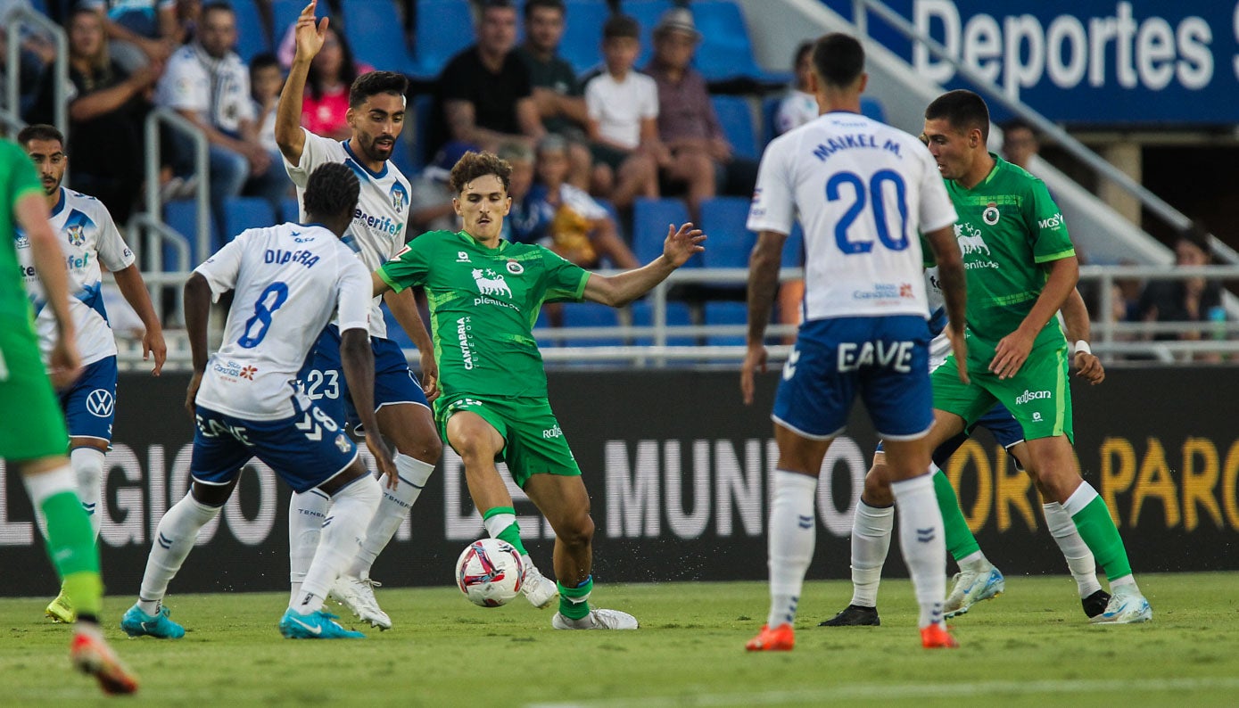 Pablo Rodríguez, rodeado de jugadores del Tenerife.