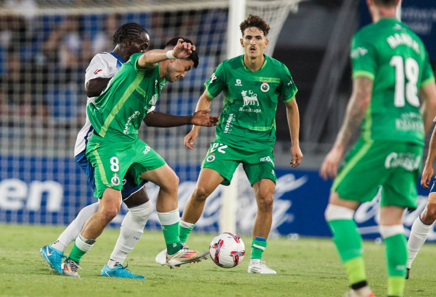 Aldasoro trata de controlar la pelota ante la presión de Diarrá.