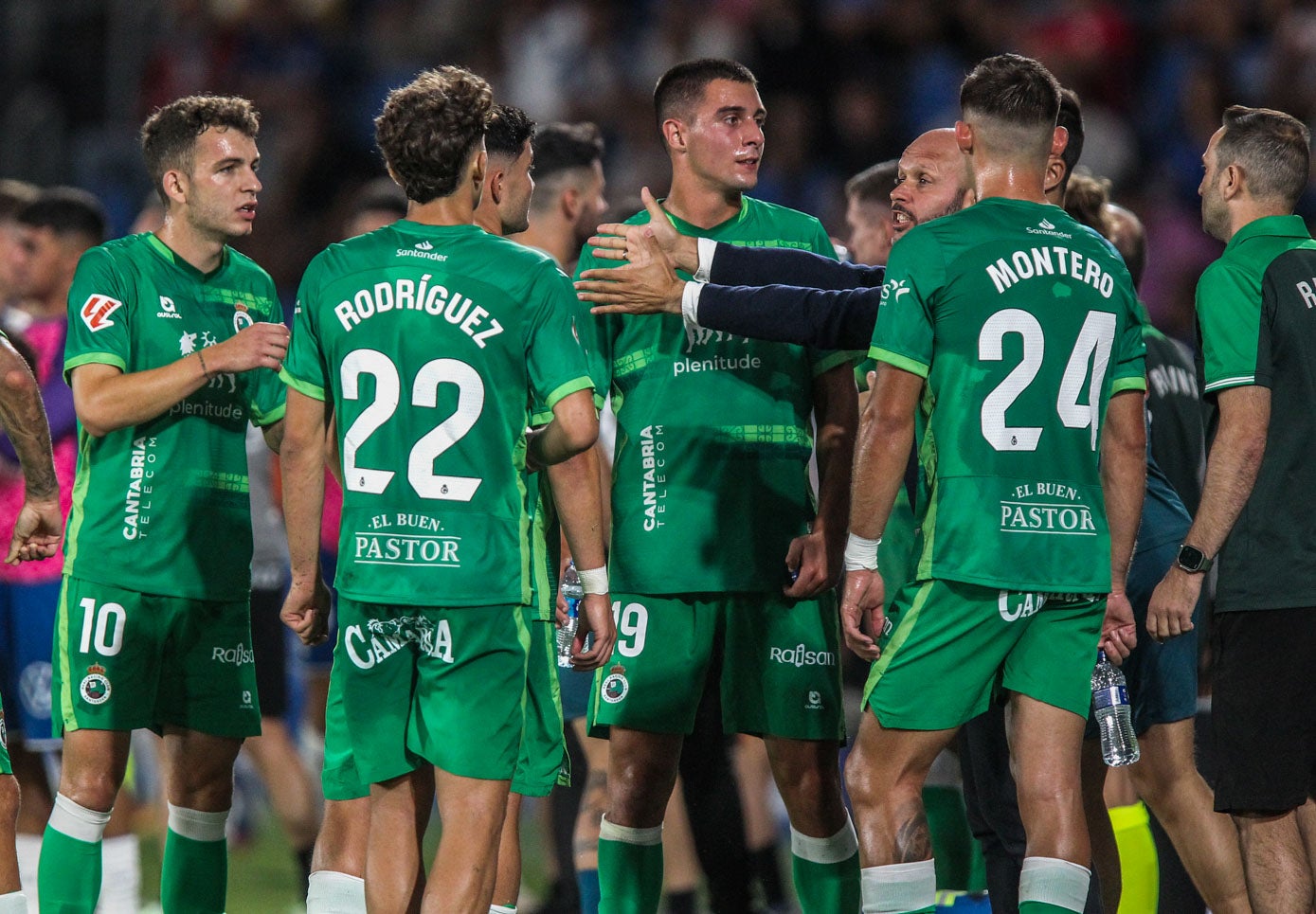 Los jugadores rodean a José Alberto durante una de las interrupciones del partido por una decisión del VAR, que anuló el gol del Tenerife.