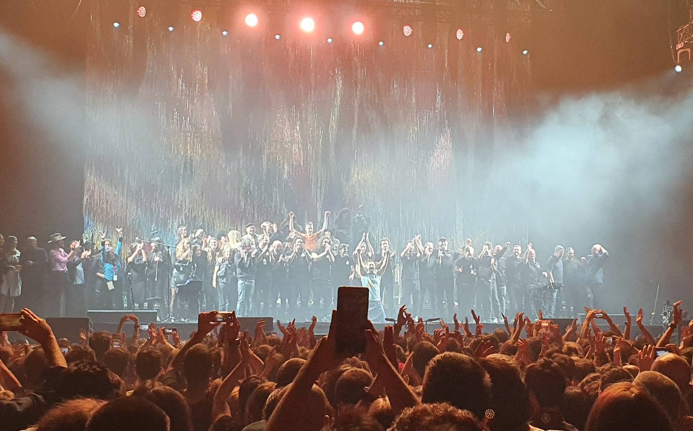 La banda junto a su equipo en un cierre de gira