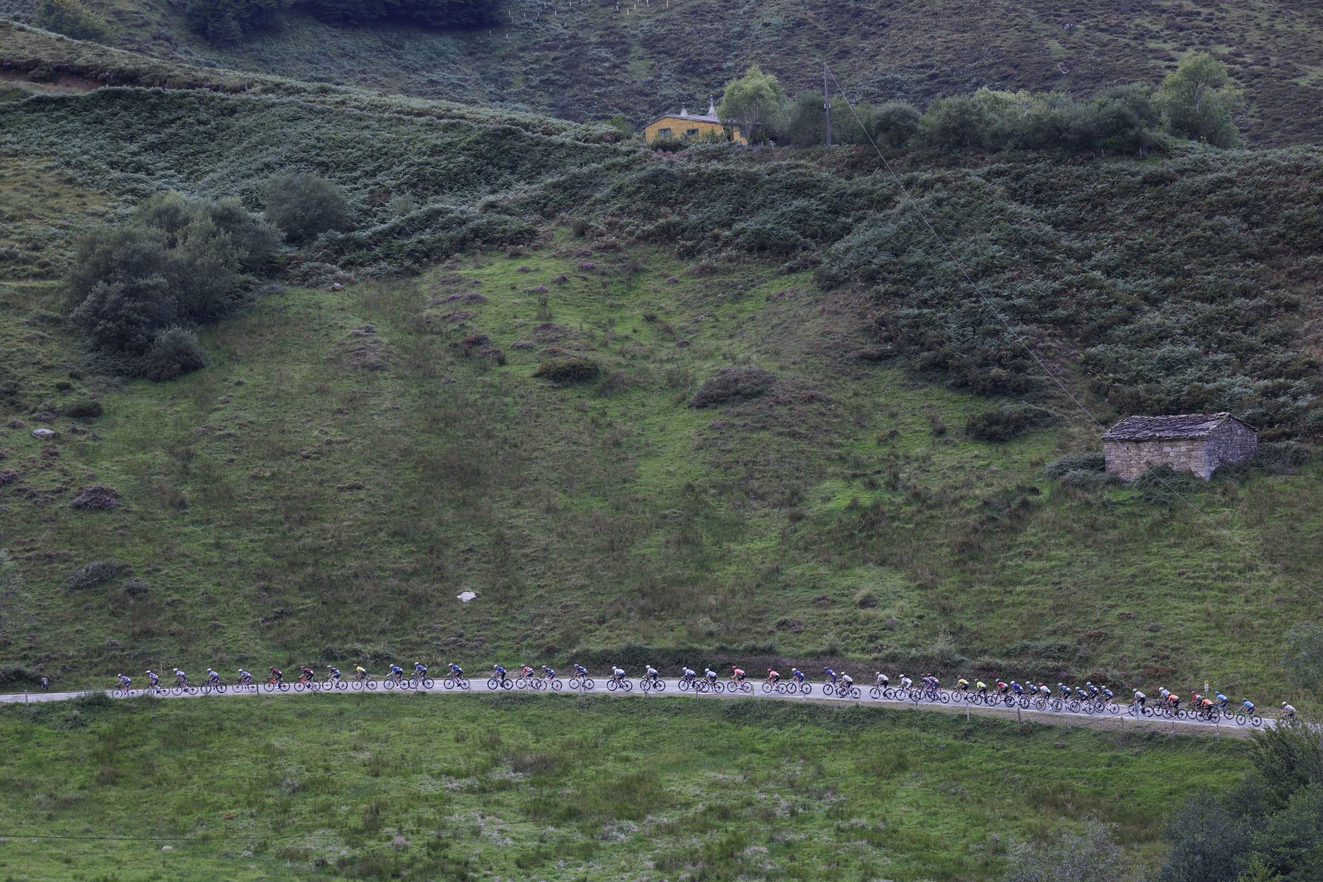 Las impresionantes imágenes de una etapa que ha entrado y salido de Cantabria