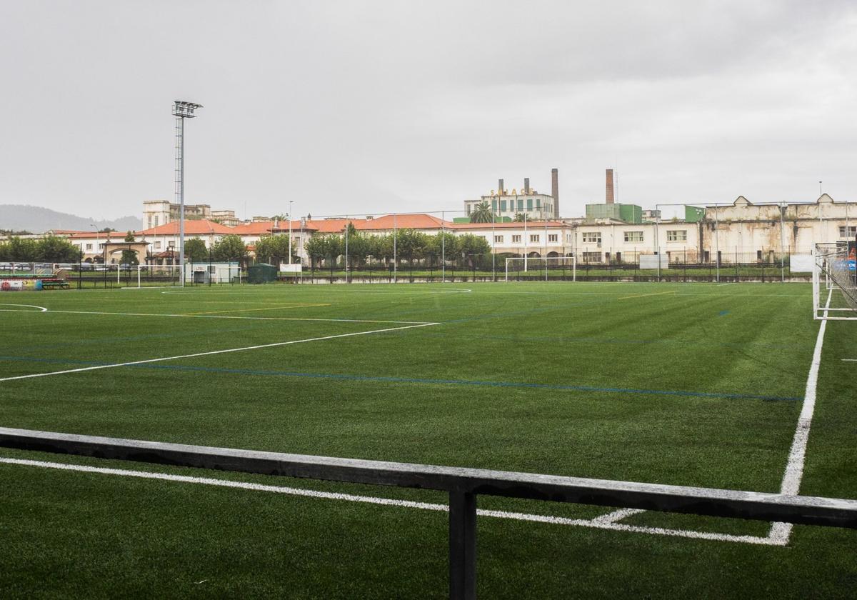 Acaban de concluir las obras de renovación del césped artificial del campo del Óscar Freire.