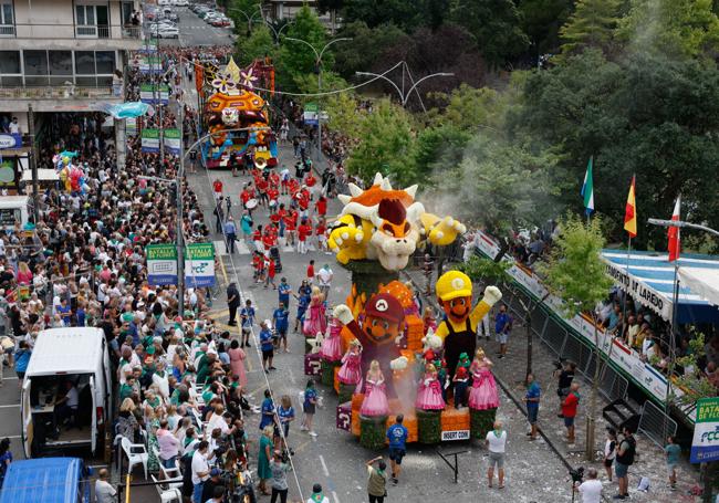 Multitud de gente durante la Batalla de Flores.