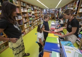 Lucía Meneses y sus hijos Diego, Manuela y Julia comprando el material escolar para el nuevo curso.