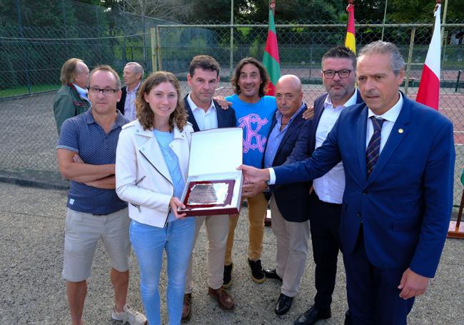 El presidente del Círculo de Recreo y la junta directiva le hacen entrega a la cántabra de una placa de recuerdo.