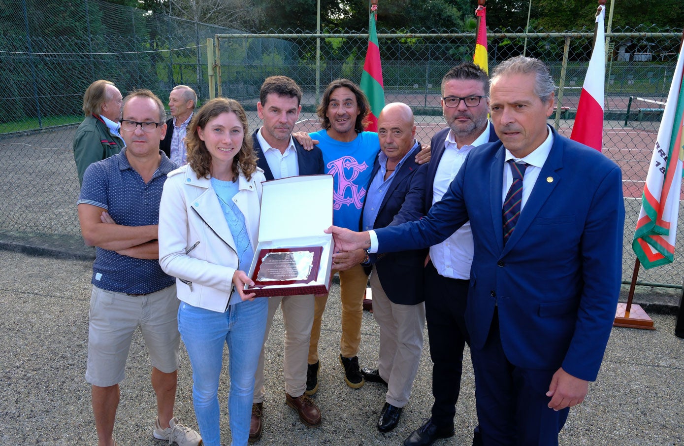 Con la directiva del club, presidida con Miguel Remón, que le entregó una placa y anunció que se le instalará un sencillo monolito como homenaje. Al fondo, su padre, Iván.