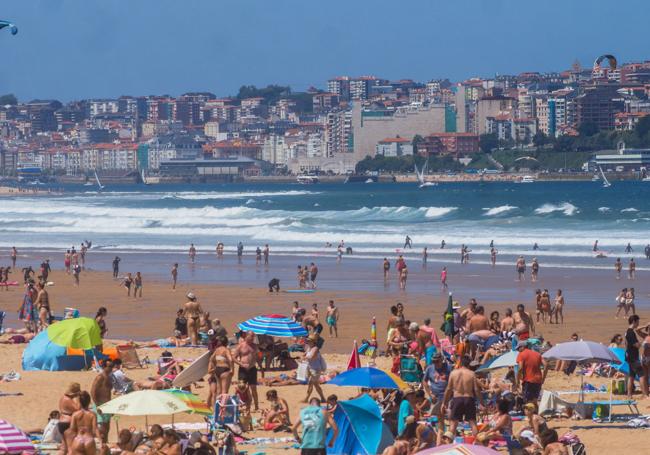 La playa de Somo durante un día de verano.