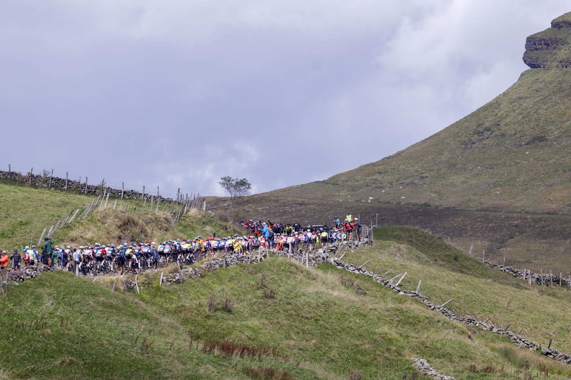 Las impresionantes imágenes de una etapa que ha entrado y salido de Cantabria