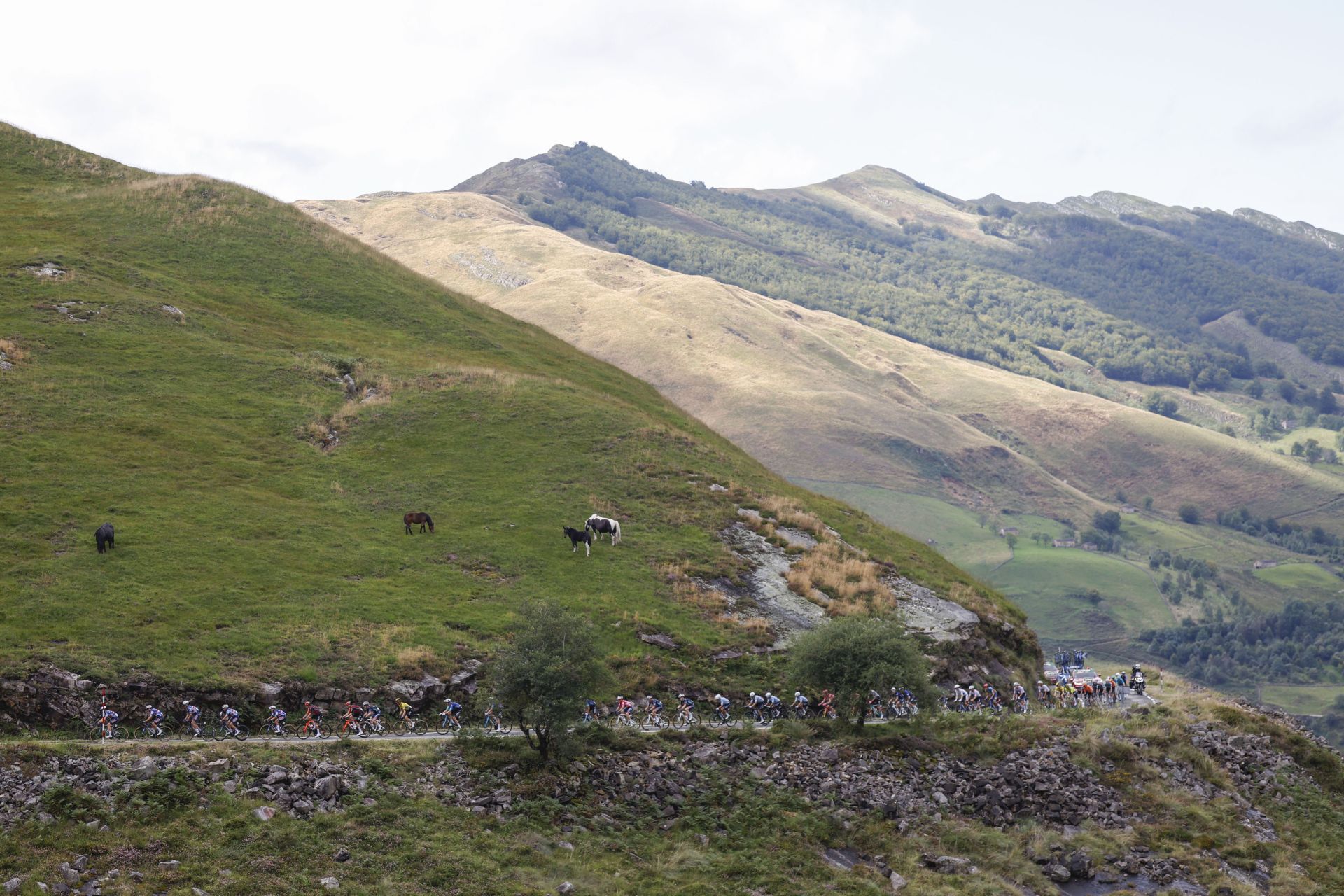 Las impresionantes imágenes de una etapa que ha entrado y salido de Cantabria