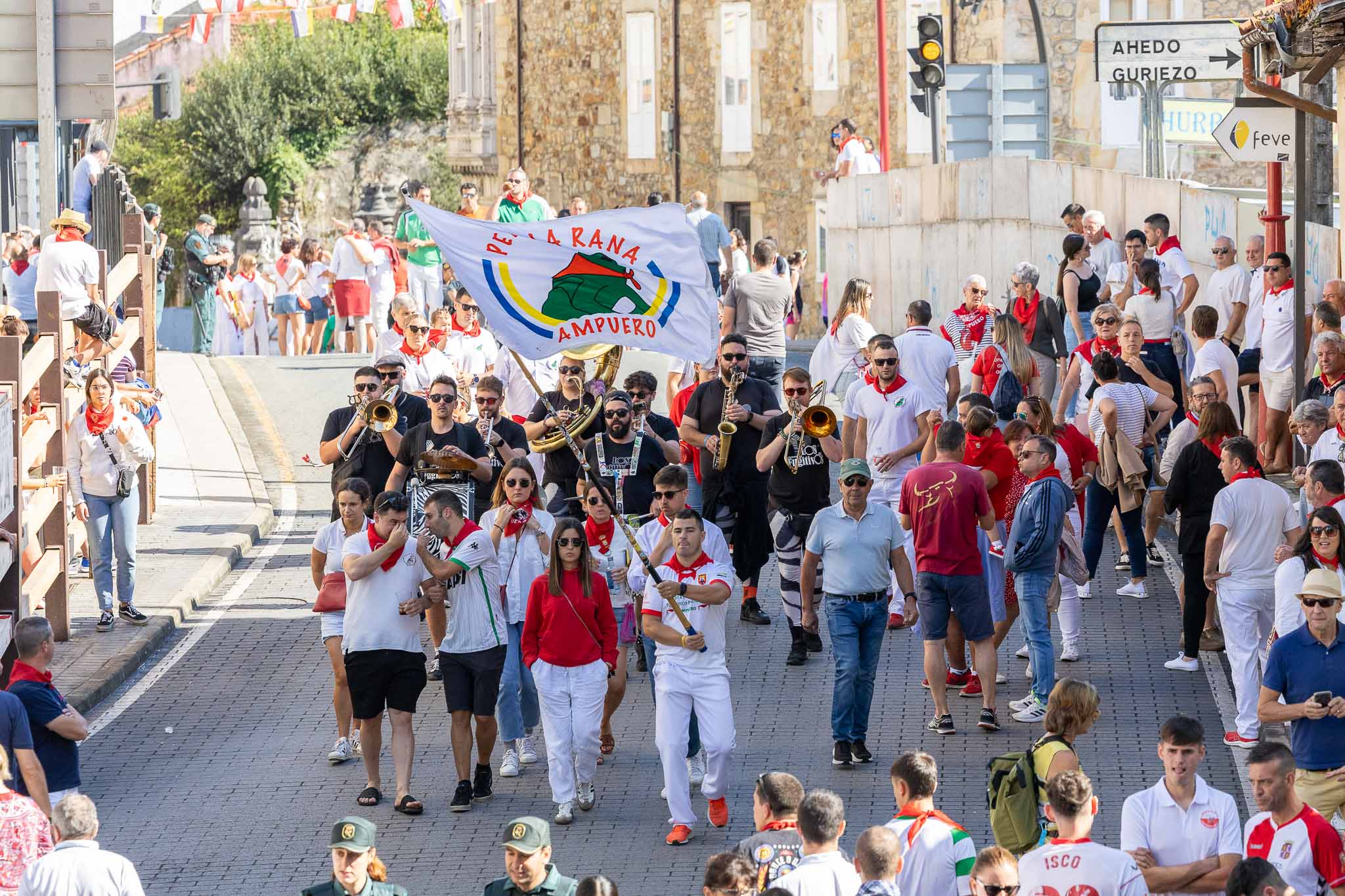 Las peñas y charangas amenizan la última jornada de encierro de las fiestas.