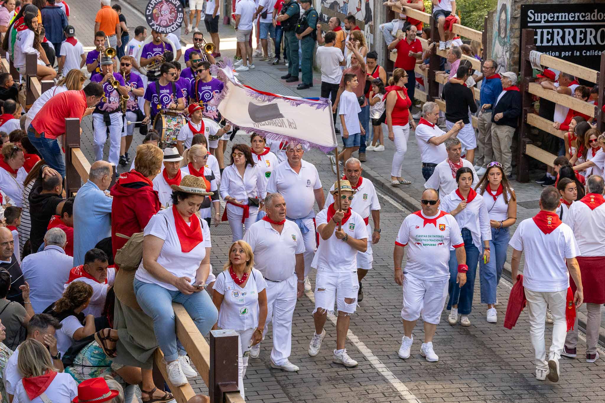 Ambiente festivo antes de la última carrera. 