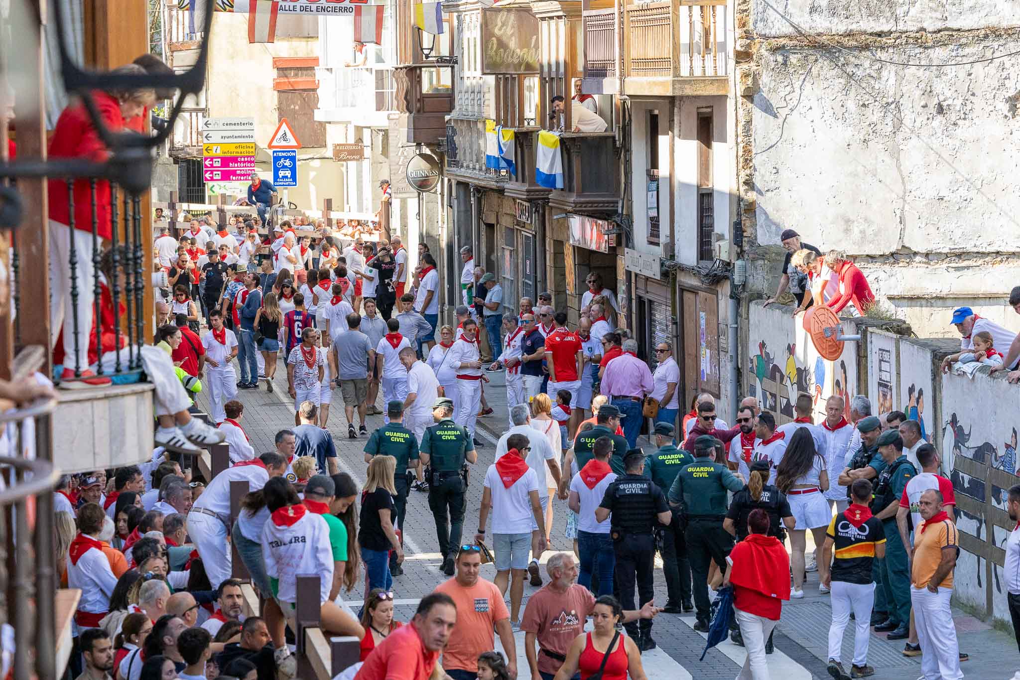 La Guardia Civil vigila que todo esté correcto justamente antes del inicio del último encierro. 