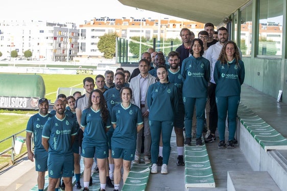 Gonzalo Colsa, junto a los responsables de fútbol educativo en las Instalaciones Nando Yosu.