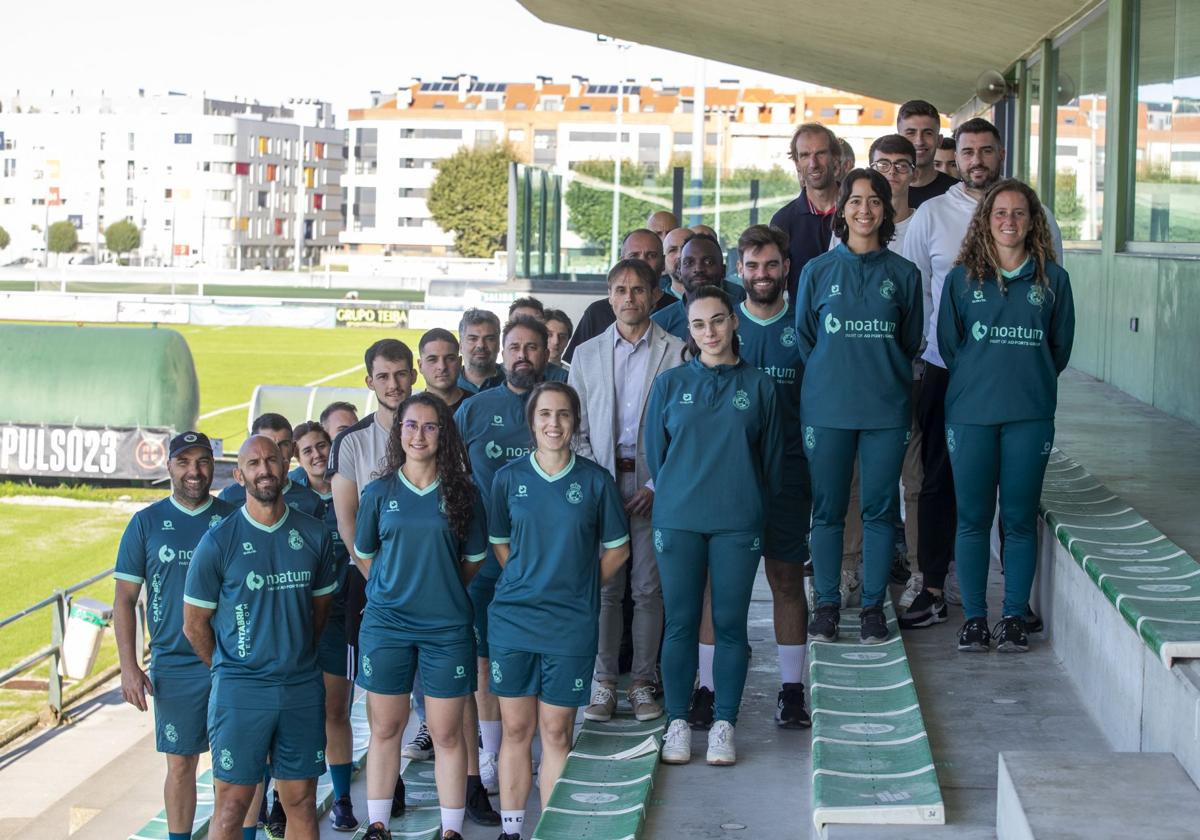 Gonzalo Colsa, junto a los responsables de fútbol educativo en las Instalaciones Nando Yosu.