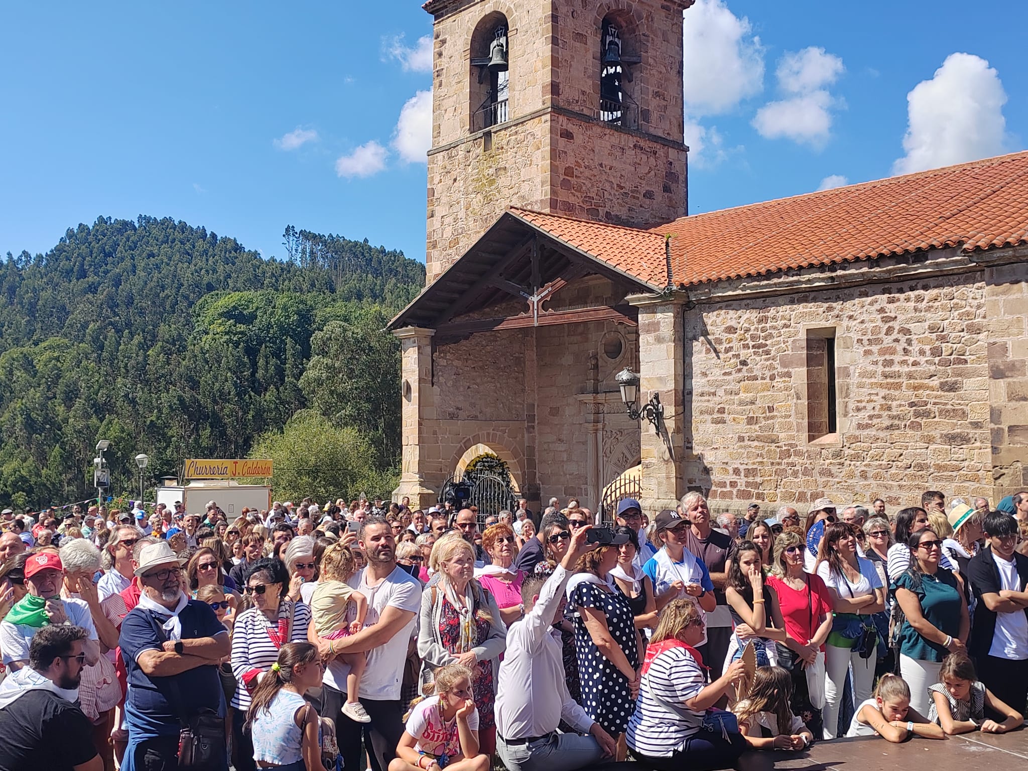 Cientos de fieles junto al Santuario mientras Antonio Arce oficia el pregón