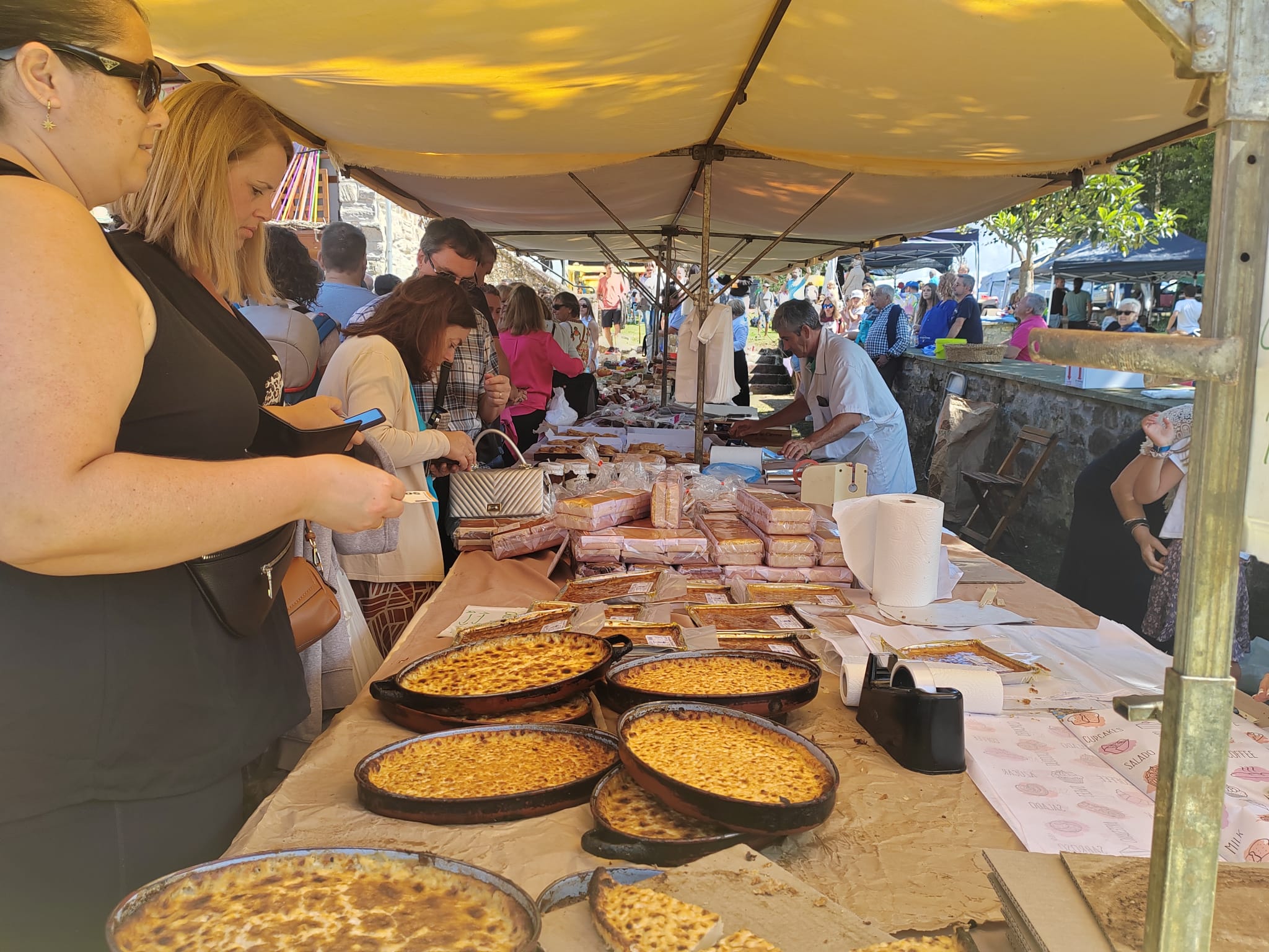 Junto al santuario, un puesto ofrece productos tradicionales a los visitantes.