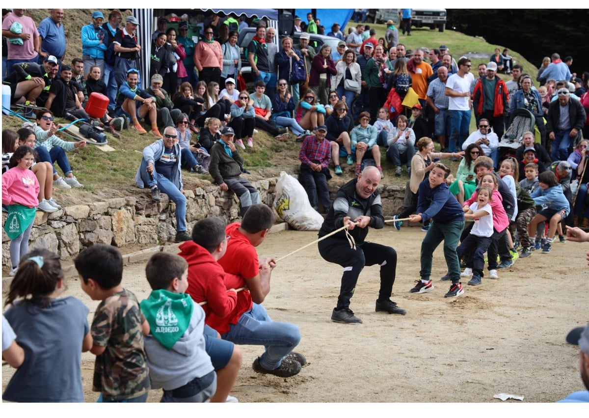 Imagen secundaria 1 - Socorro Velarde recibe la distinción de Cofrade de Honor, procesión con la imagen en andas de la Virgen de la Luz alrededor del santuario, y tiro de cuerda en la bolera