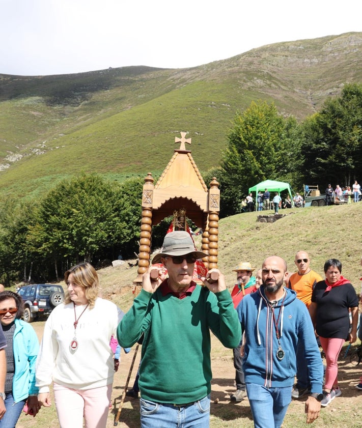 Imagen secundaria 2 - Socorro Velarde recibe la distinción de Cofrade de Honor, procesión con la imagen en andas de la Virgen de la Luz alrededor del santuario, y tiro de cuerda en la bolera