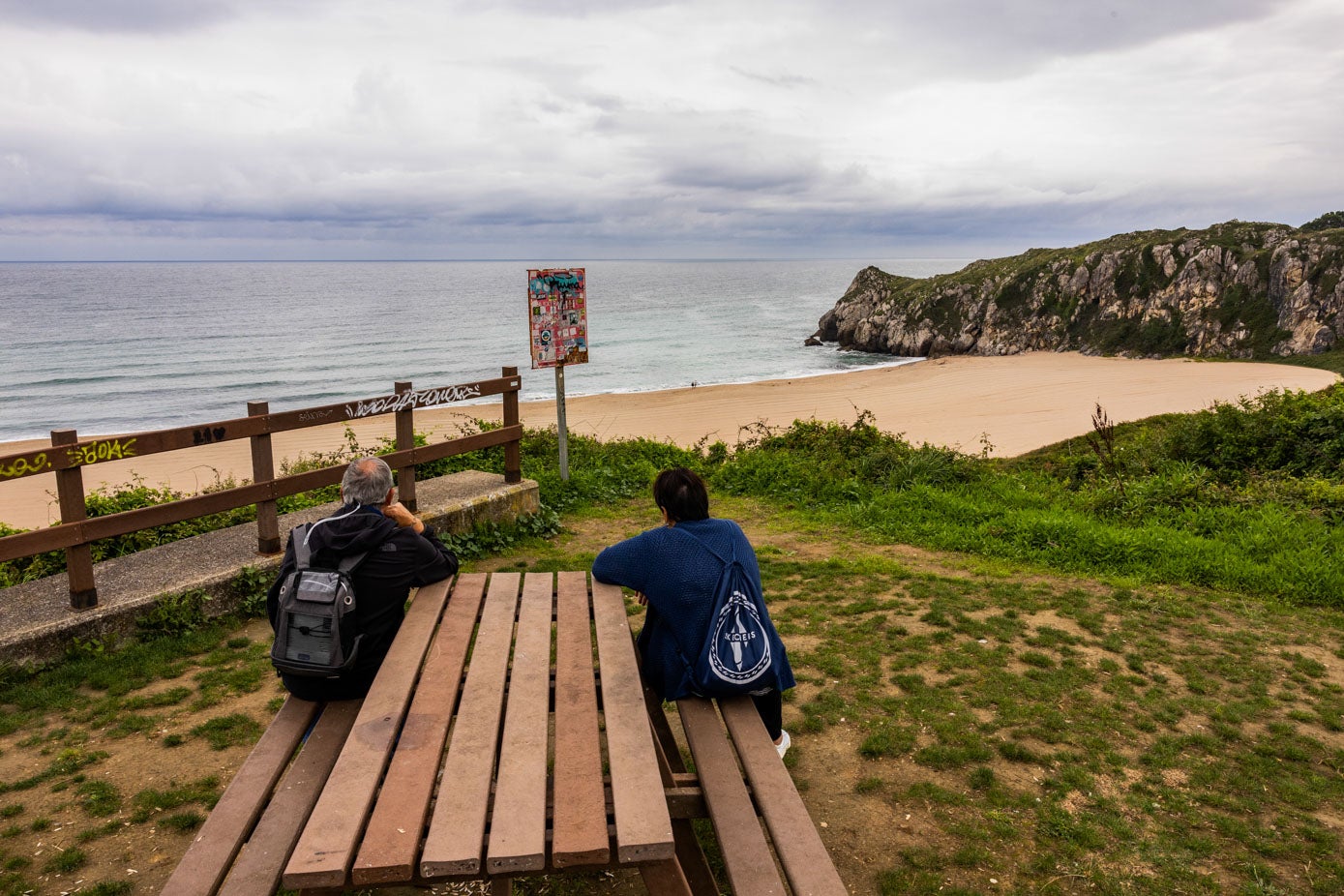 Dos turistas admiran la playa de Usgo (Miengo)