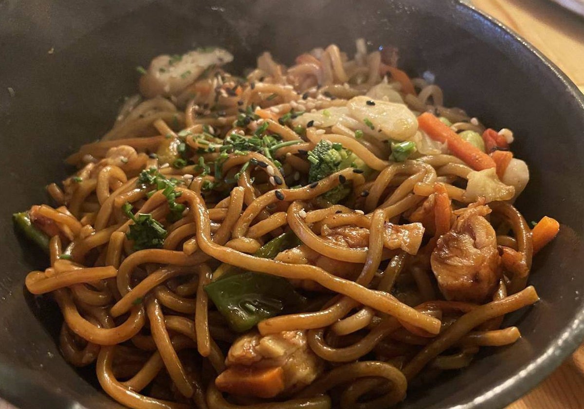 Fideos orientales con pollo.