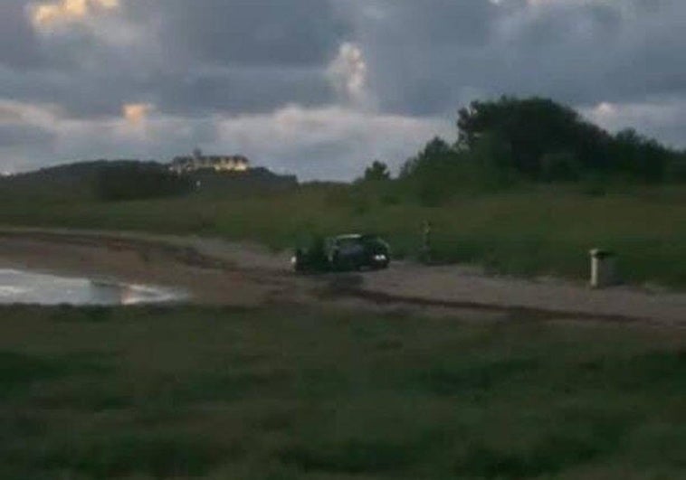 El vehículo atascado en la arena de la playa para perros que está junto al embarcadero de Somo.