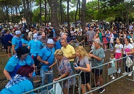 Se formaron largas colas para recoger las 5.000 raciones de sorropotún que se repartieron.