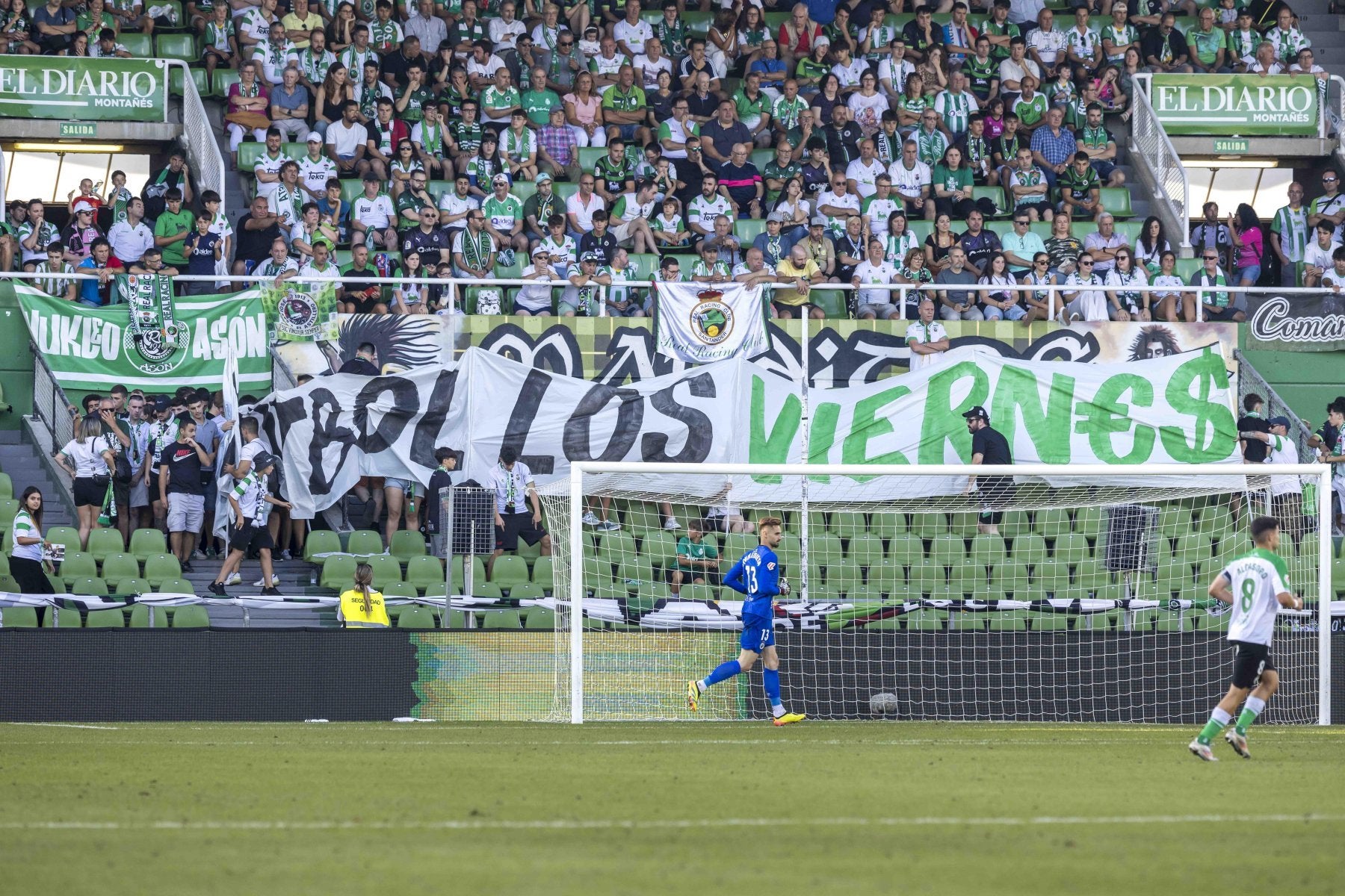 Protesta contra los horarios durante el partido ante el Eibar.