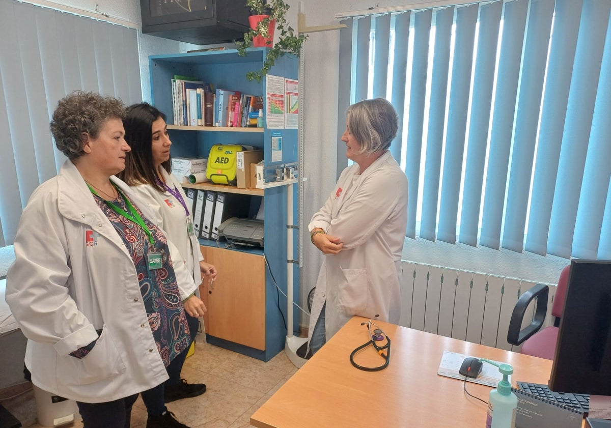 Imagen principal - La doctora afectada, Elena Gª Quevedo, contó su experiencia a los representantes sindicales, visiblemente afectada por el susto, además de que un técnico de mantenimiento se encontraba en la mañana de hoy revisando la estructura general del techo de la planta afectada, además de otros desperfectos.