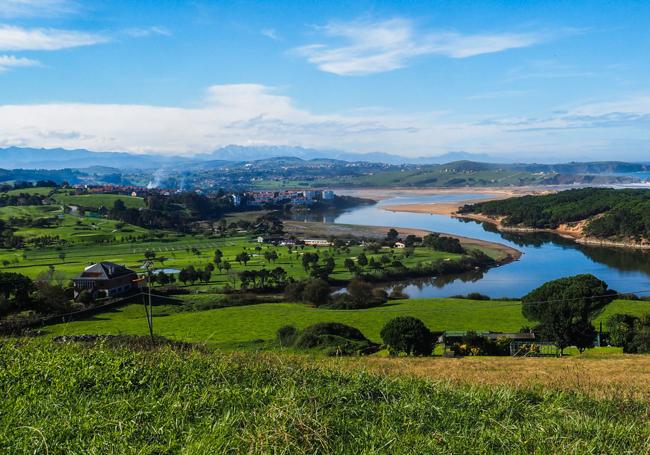 Desembocadura del Pas junto al campo de golf del Abra del Pas.