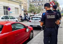 Dos agentes toman nota del acto vandálico.