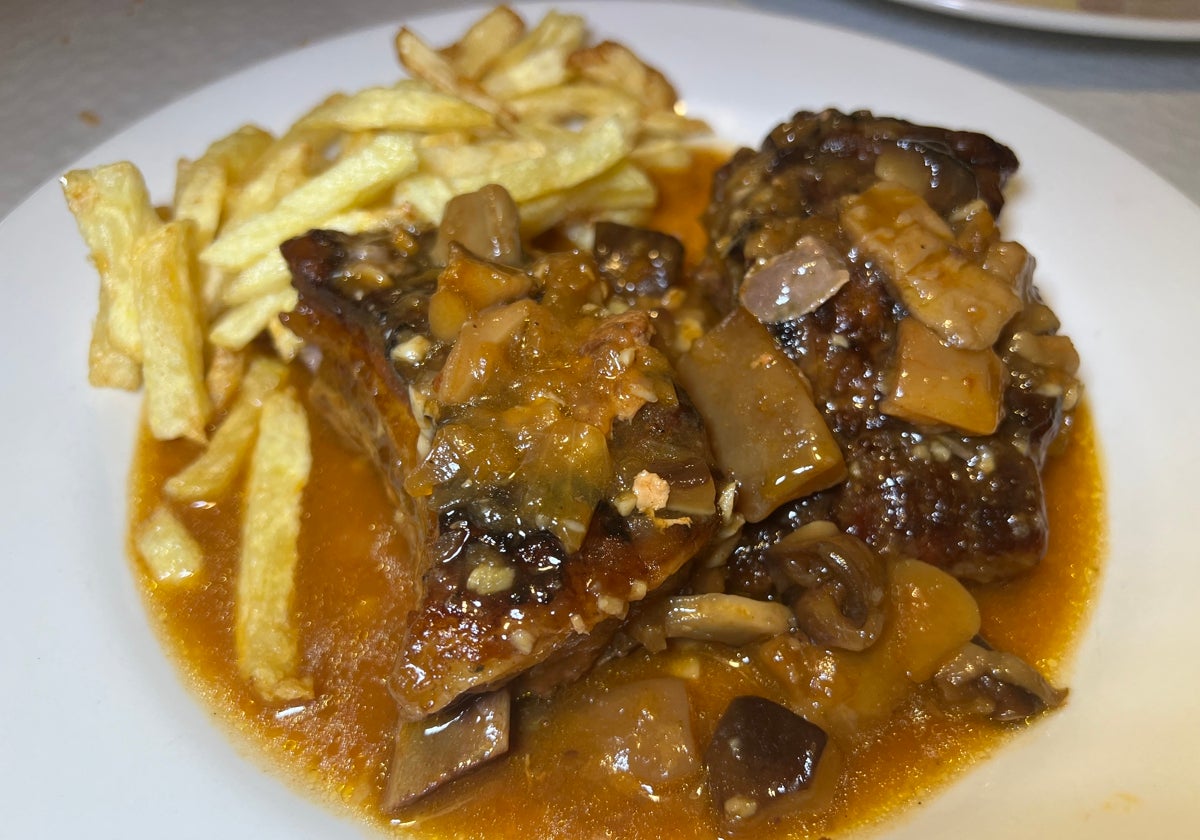 Costilla asada a la barbacoa con setas.