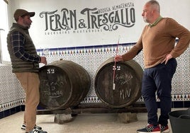 Fernando Terán y Roberto García Corona, en su bodega de Sanlúcar, con la primeras botas donde crían sus vinos.