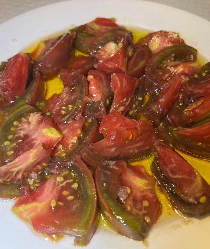 Imagen secundaria 2 - Judías verdes salteadas con jamón, pimientos rellenos de lechazo y tomate de la propia huerta.