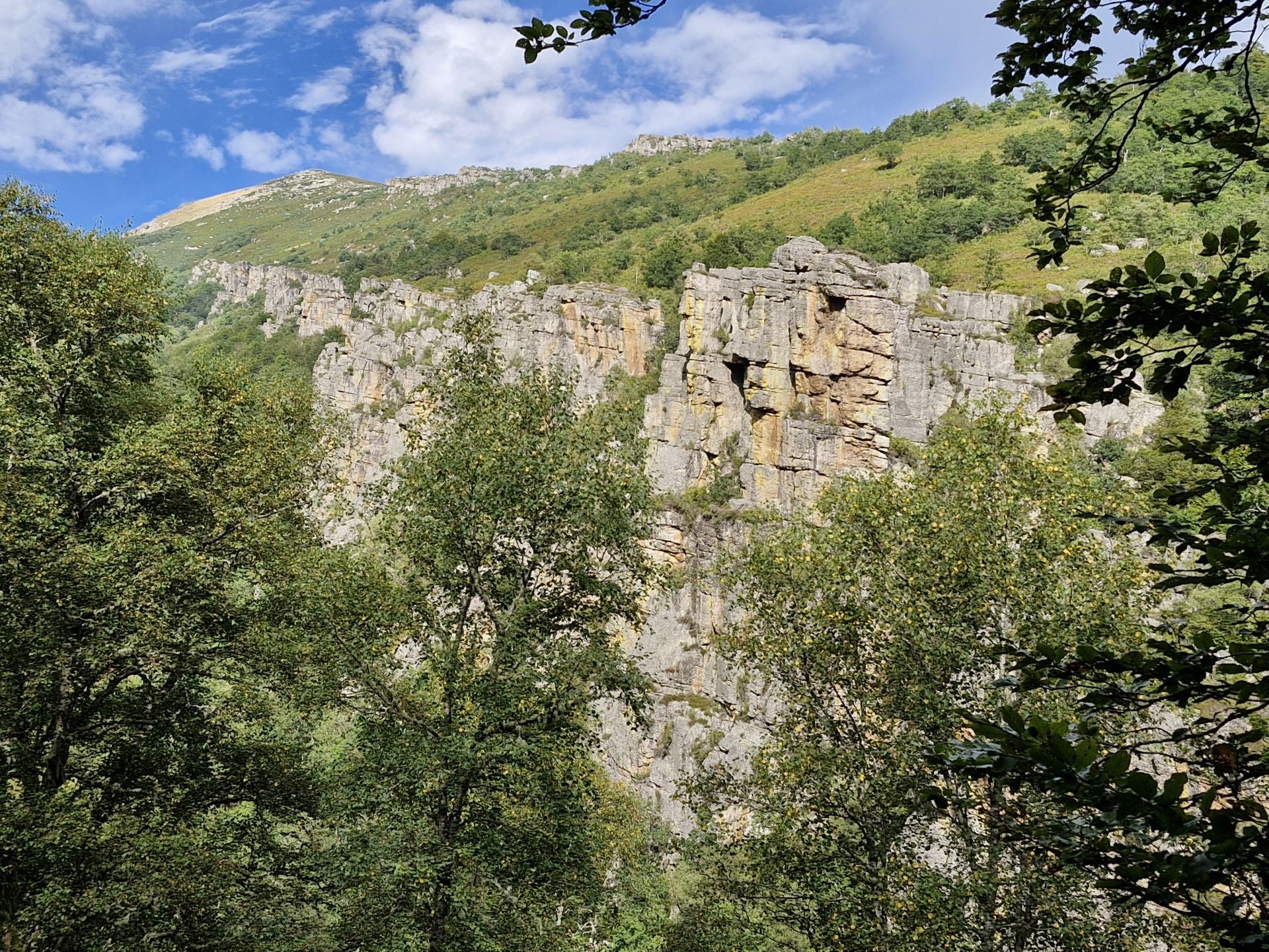 El paisaje de los Molinucos del Diablo, al otro lado de la senda.