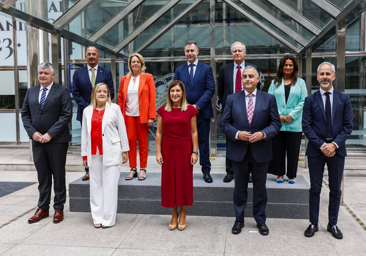 Foto de familia del nuevo Ejecutivo. En la fila de atrás: César Pascual, María Jesús Susinos, Luis Martínez Abad, Eduardo Arasti y Begoña Gómez del Río. En la fila de abajo: Luis Ángel Agüeros, Isabel Urrutia, María José Sáenz de Buruaga, Roberto Media y Sergio Silva.