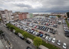 El solar de la antigua Prisión Provincial, donde se construirán viviendas, es hoy un aparcamiento en superficie.