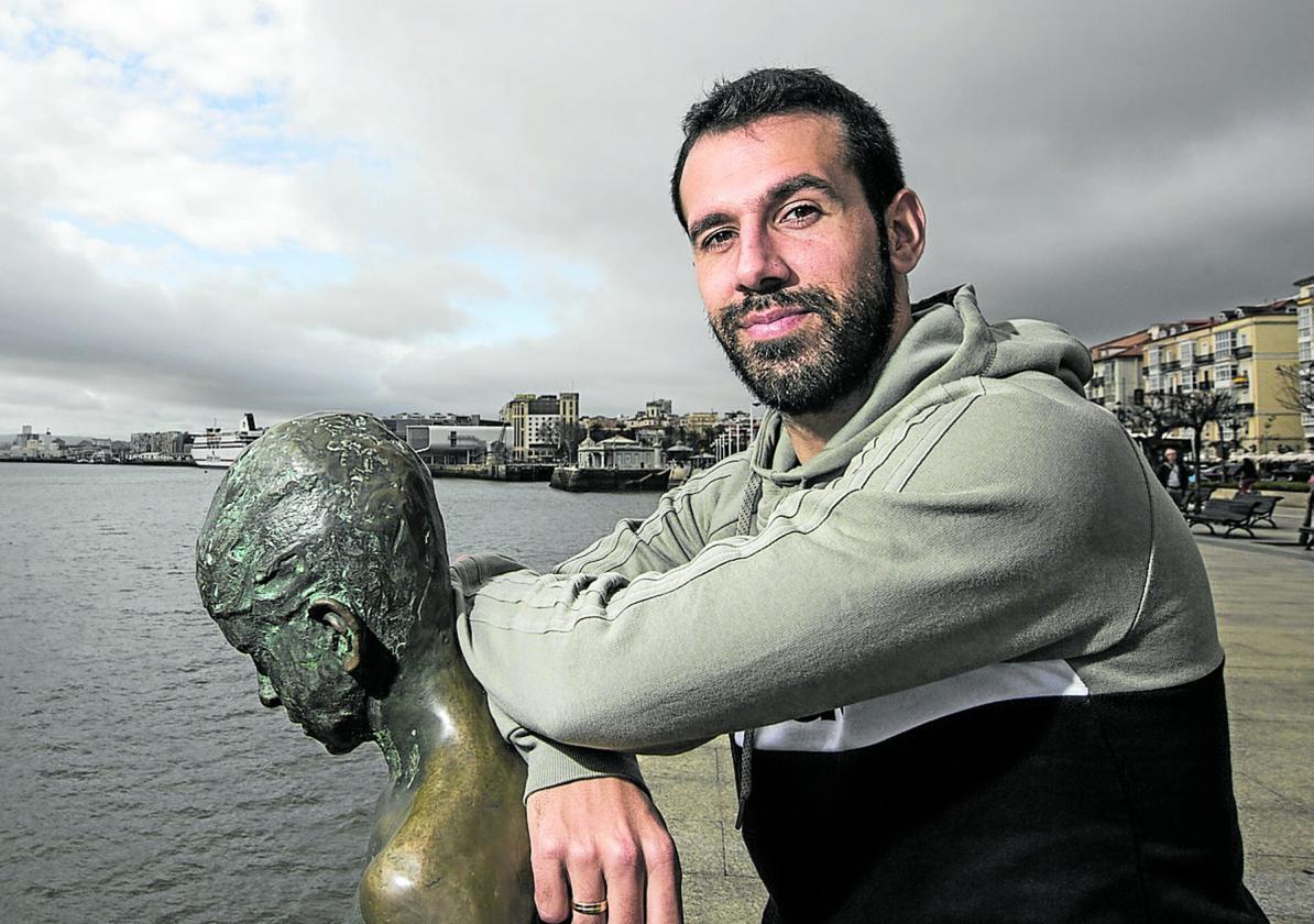 Cristian Portilla posa en el monumento a Los Raqueros.